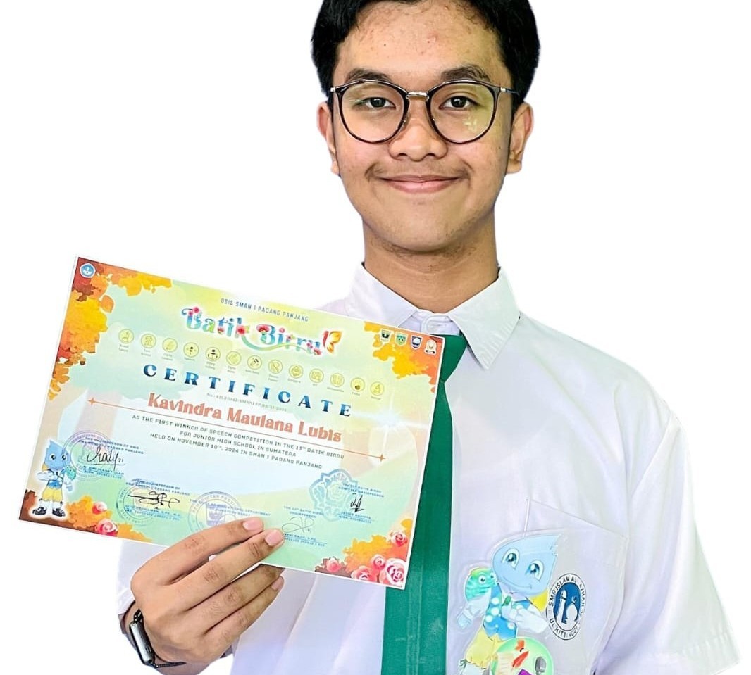 Juara 1 Lomba Pidato Bahasa Inggris Batik Biru