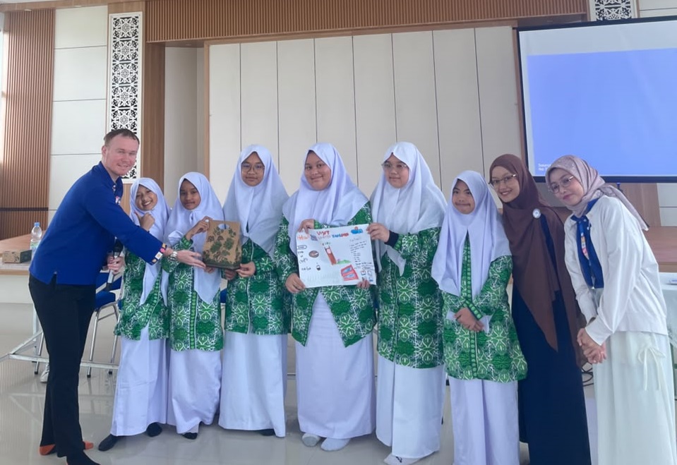Goes to school “Around The World” with Mr. Marcus foto 4
