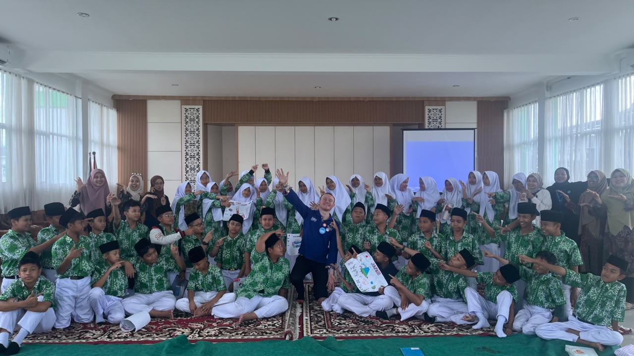 Goes to school “Around The World” with Mr. Marcus foto 1