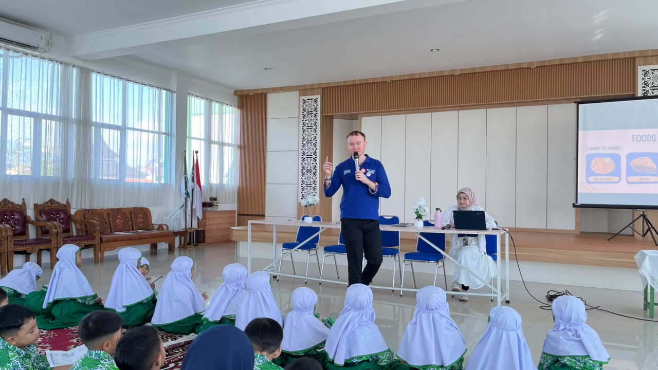 Goes to school “Around The World” with Mr. Marcus foto 2